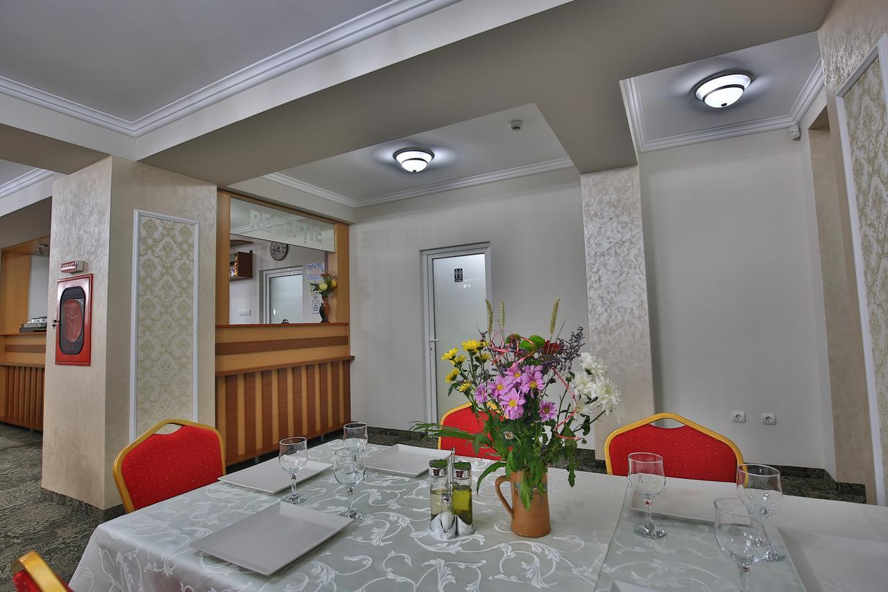 Hotel Raxand Residence Mioveni Exteriör bild